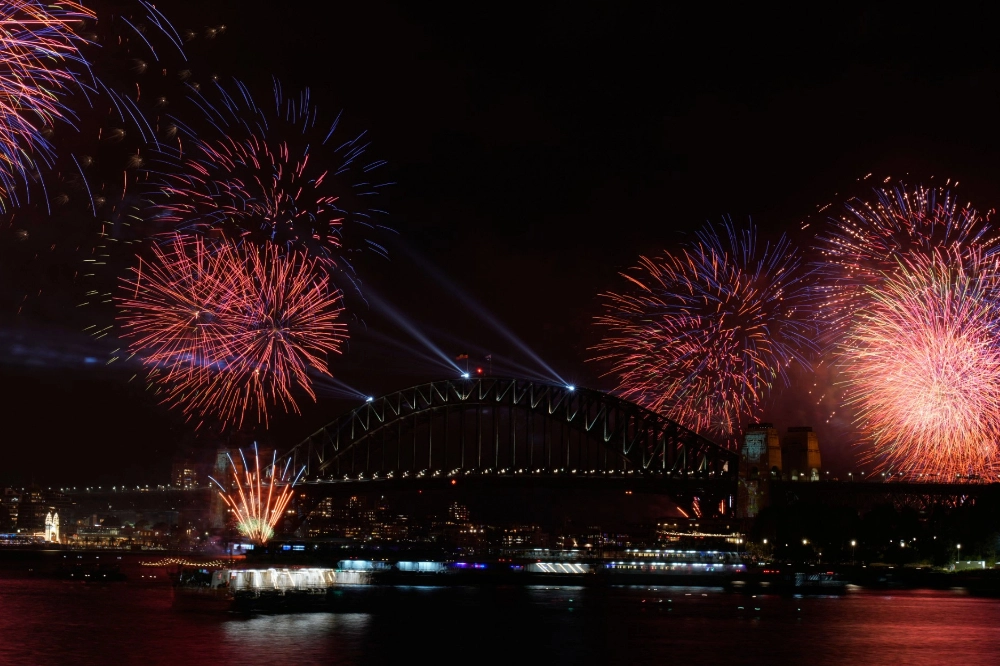 雖然2025年年底，澳洲發生了邦代海灘攻擊案，稍微沖淡了迎接新年的喜悅，但人們仍在歡呼聲以及璀璨焰火中，翻開了2026年的新頁。（美聯社）
