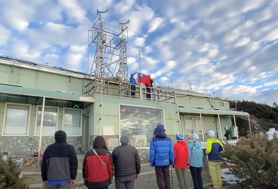 前氣象局長鄭明典分享玉山北峰元旦曙光與全台最高海拔升旗畫面，壯麗景色讓網友直呼感動。（翻攝自鄭明典臉書）
