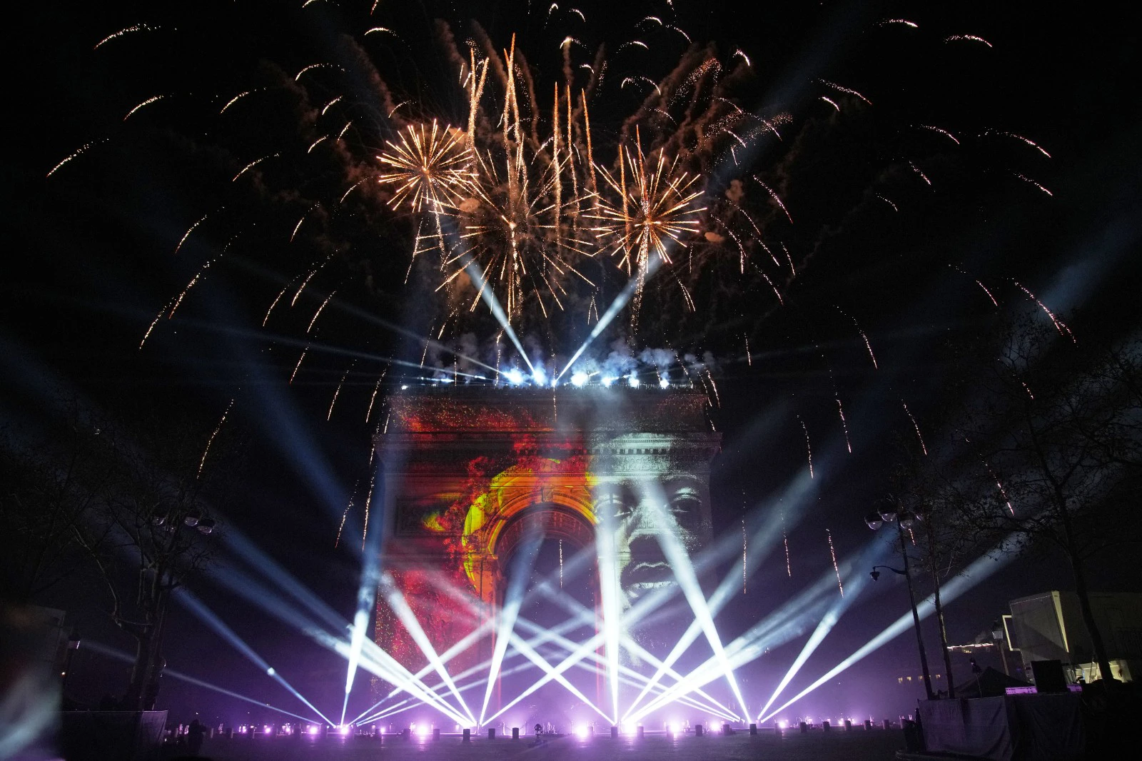 2025��12��31�գ����������ڷ�������������������е�������ף��У���������Ͷ����ƹ��㣬ͬʱ�̻����š� �������磩