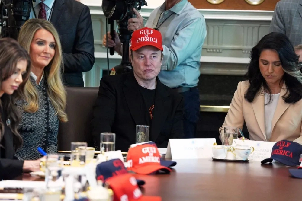 馬斯克在2025上半年積極參與川普政府的政策活動,引發歐洲消費者頻繁抵制。圖為2025年4月30日馬斯克戴著「美國灣」的帽子出席白宮內閣會議。
