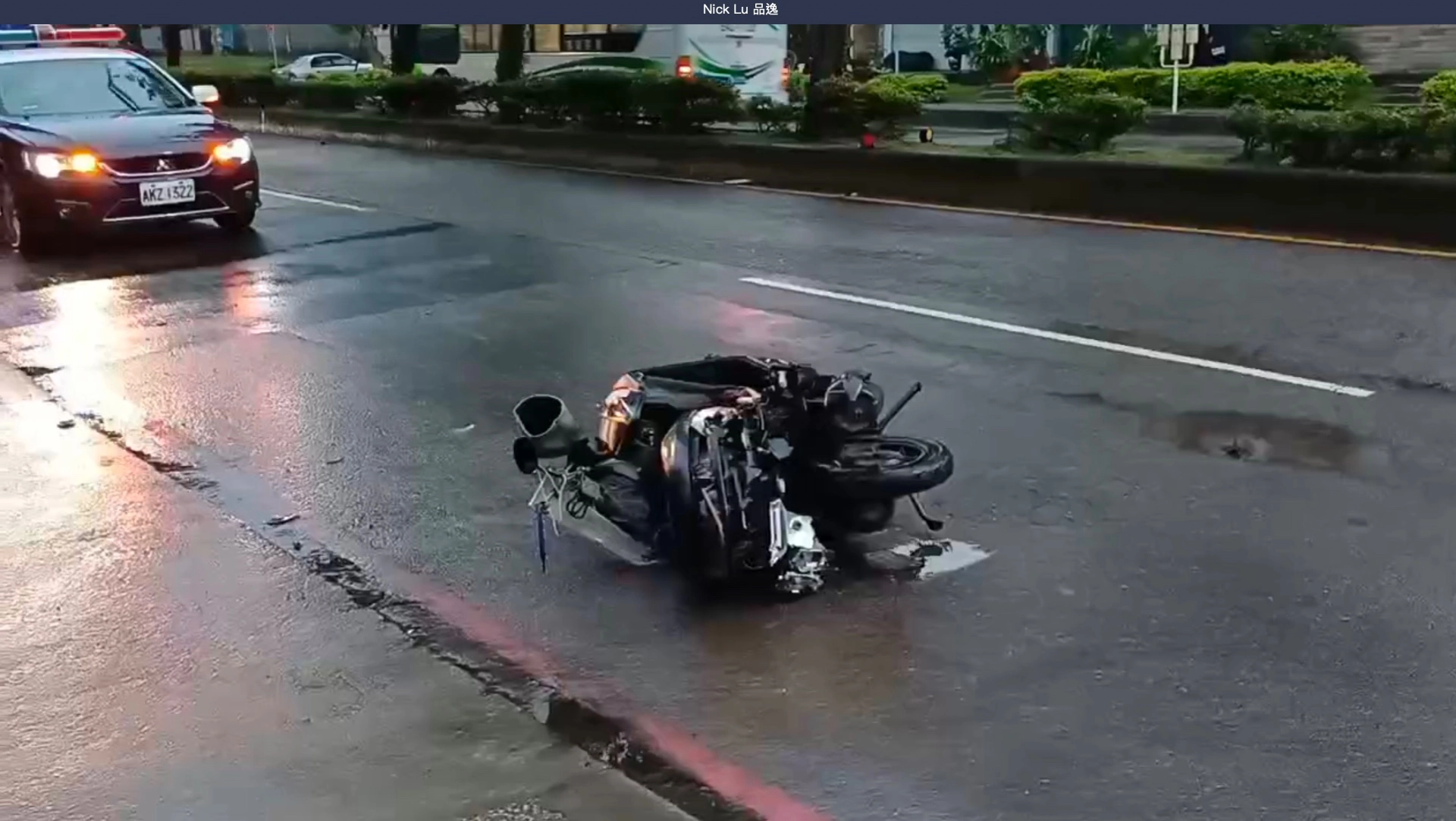 毛男駕駛的機車，遭嚴男酒駕高速撞上，車體已完全變形。（翻攝畫面）