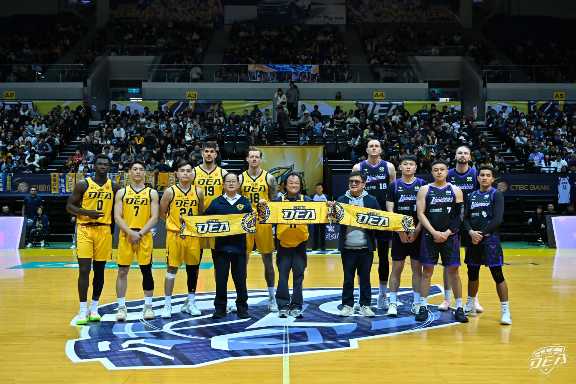 中信育樂董事長陳國恩(左4)、立委王世堅(中)與TPBL會長莊瑞雄(右4)與雙方球隊先發球員合影。(中信特攻提供)