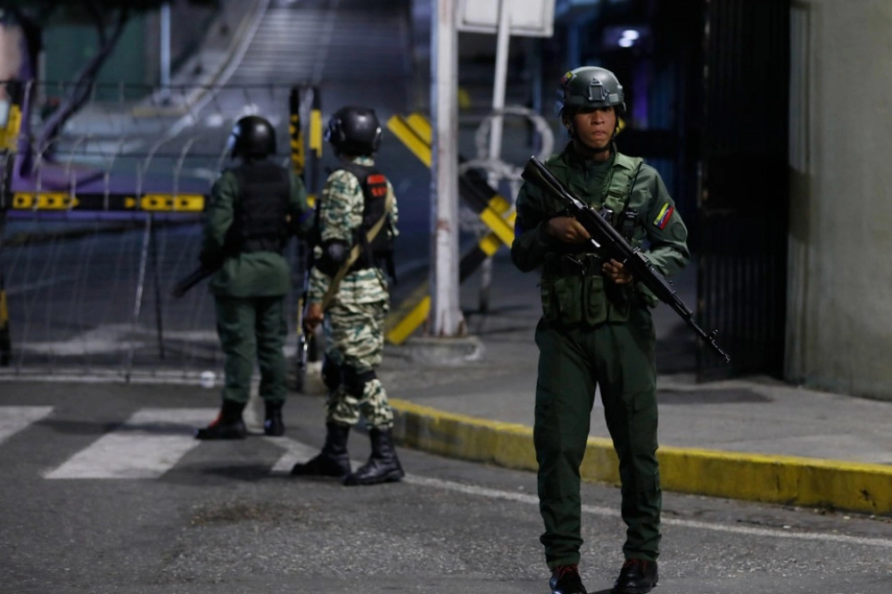 卡拉卡斯遭到攻擊之後，街道上隨即出現荷槍實彈的武裝人員。（美聯社）