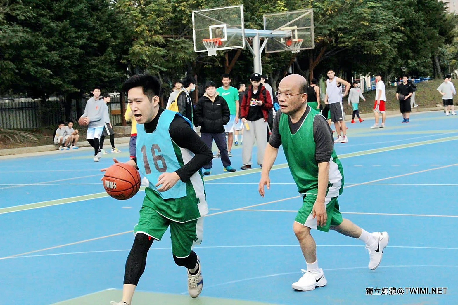 張惇涵在立院答詢一戰成名後,網路隨即翻出他早年的「黑歷史」照片,其中一張是蘇貞昌任黨主席時出席青年活動,親自下場與張惇涵一起打籃球的畫面。(獨立媒體攝)
