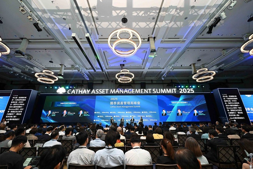國泰金控攜手Bloomberg舉辦「2025國泰資產管理高峰會」，以匯聚國際觀點、深化資產管理布局為目標，積極打造台灣與國際市場對話的重要平台，吸引逾12,000名投資人報名，較前一年增加3成，線上及現場同時觀看人數突破6,400人，再創高峰。（國泰金控提供）