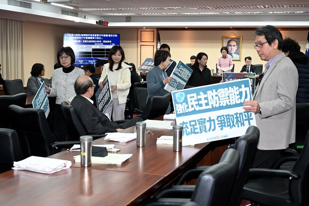 立法院元旦後首度召開程序委員會，藍白立委再度以人數優勢通過民眾黨提案，國防特別預算與院版財劃法雙雙未能付委審查。（張哲偉攝）