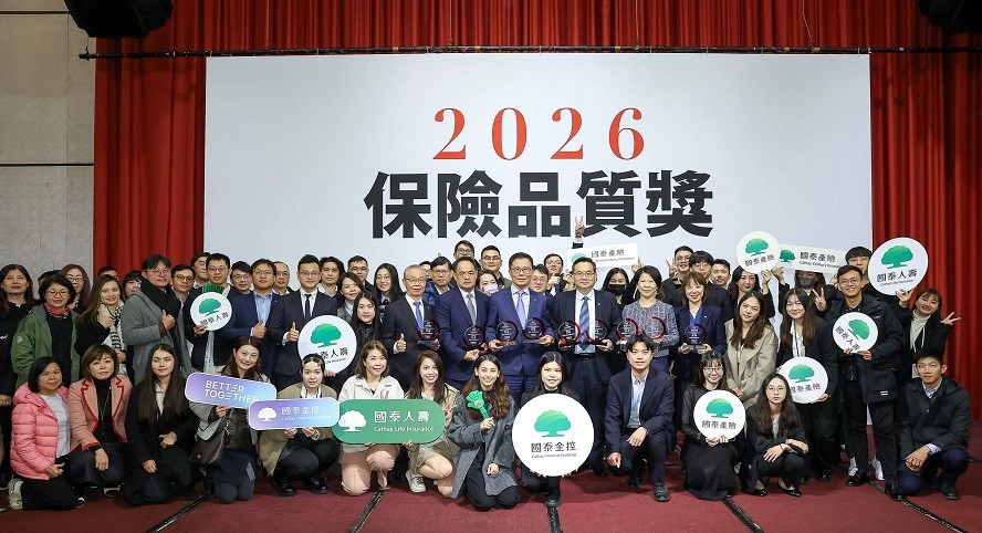 《現代保險》「2026保險品質獎」揭曉,國泰金控再度榮獲「最值得推薦」特優,已連續四屆蟬聯此殊榮;國泰人壽第十三度奪下「知名度最高」、「業務員最優」、「理賠服務最佳」及「最值得推薦」四項特優;國泰產險亦連續四屆獲頒「最佳形象」、「最佳專業」、「最佳售後服務」及「最值得推薦」四項特優。(國泰金控提供)