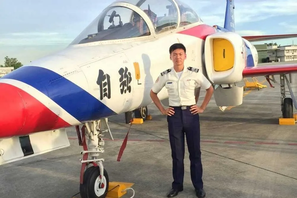 空軍嘉義四五五聯隊空軍上尉陳奕駕駛F-16V戰機，11日下午在嘉義東石外海墜海，至今未尋獲。（取自中華民國空軍臉書