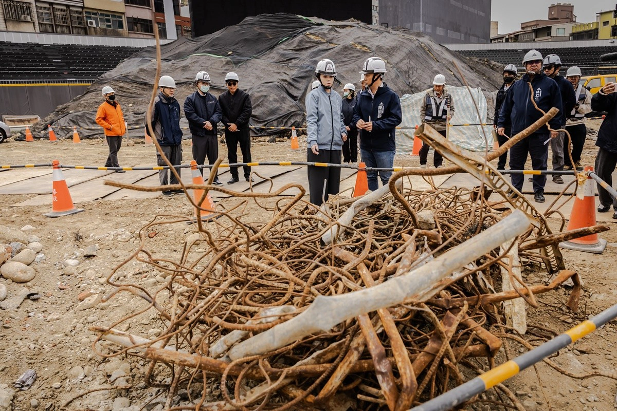 竹市府表示，過去回填層中混雜大量不符合規範的混凝土塊、紅磚塊、鋼筋及其他營建廢棄物，明顯與原工程契約、設計圖說及施工規範不符。（竹市府提供）