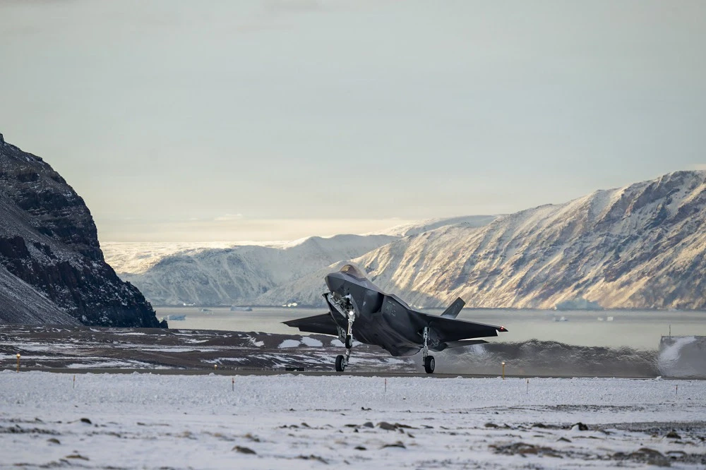 �������ھ��������ش�ļ�ֵ�������Ǳ�������̨�壬һ�����ڸ���������ĵ��� ������F-35ս����������λ�ڸ������Ļ���/ȡ��DVIDS��վ��