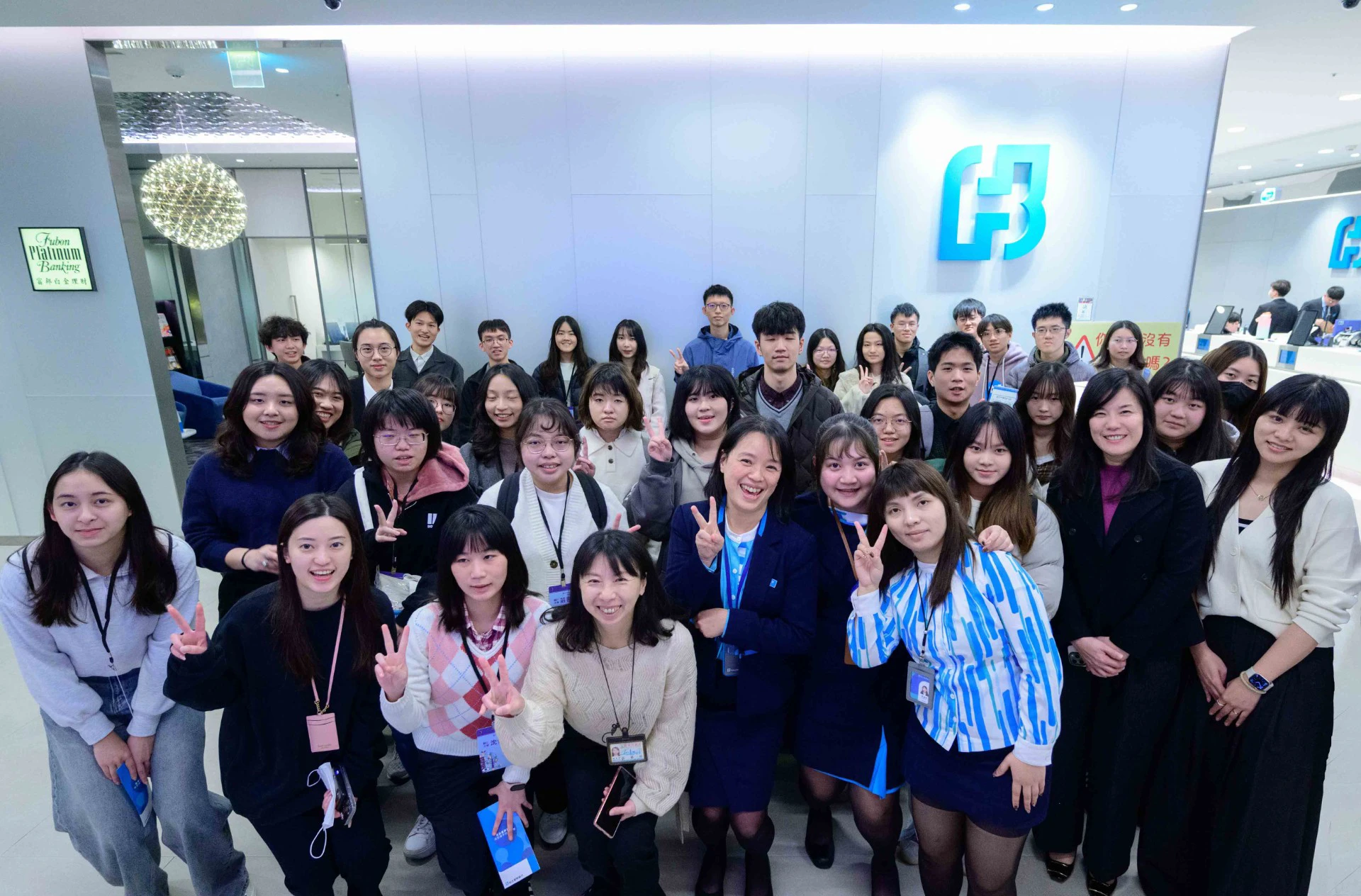 本次課後北富銀邀請同學實地參訪位於北市府一樓之北富銀市府分行，希望透過金融議題分享及參訪，讓學生對金融業實際業務執行層面有更加深刻的了解。(富邦金控提供)