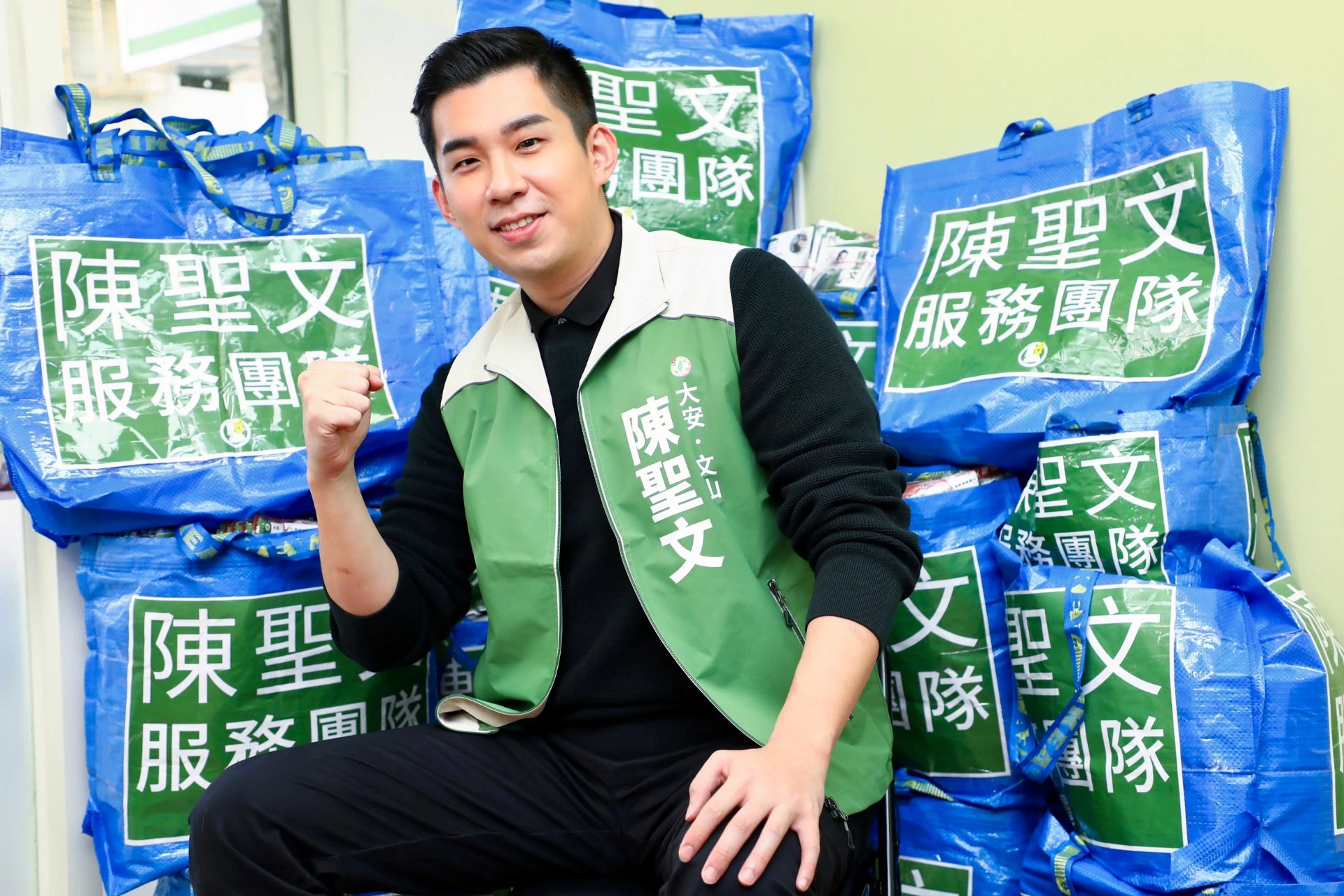 不一樣的28歲！陳聖文正與團隊全力衝刺選戰，圖中工作袋設計展現他的文青巧思，也讓人看到他超齡的穩重與決心。（王侑聖攝）