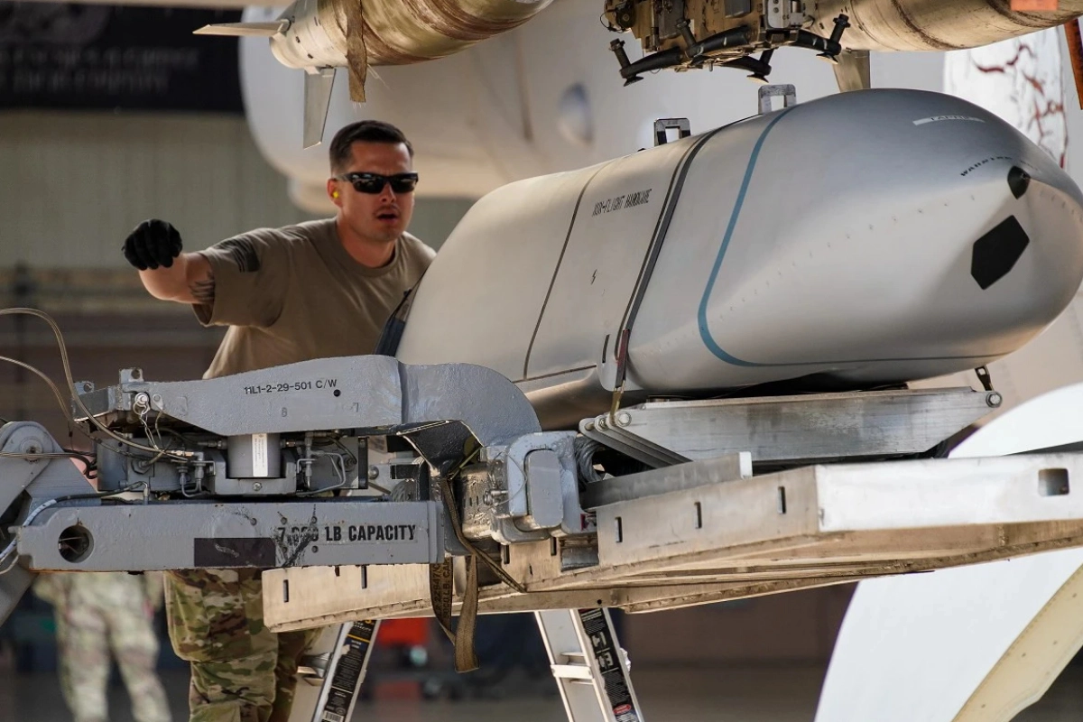 分析人士認為，空射「聯合空對地遠距攻擊飛彈」，也是美軍可能動用的打擊手段之一，圖為美國空軍地面人員，正在將該款武器裝載於B-52轟炸機的情形。（取自DVIDS網站）