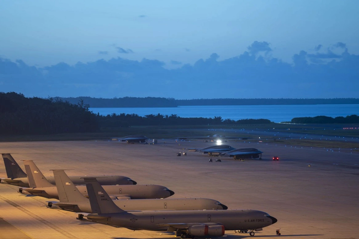 美國與英國在狄耶戈加西亞島上，建立聯合空軍基地，圖為去年美國對伊朗進行空襲之前，大量B-2轟炸機與加油機進駐基地的情形。（取自DVIDS網站）