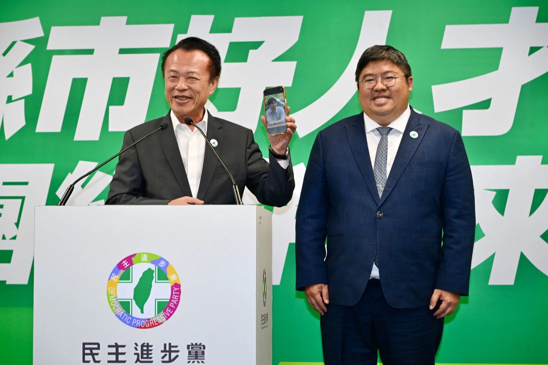 翁章梁秀出蔡易餘僅60公斤時的照片​。（張哲偉攝）