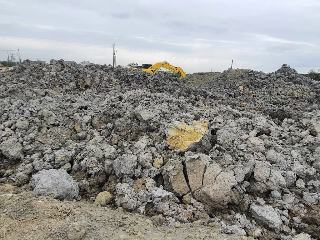 「土方」是工地挖地下室或基礎工程時產生的剩餘土石。取自環境資訊中心