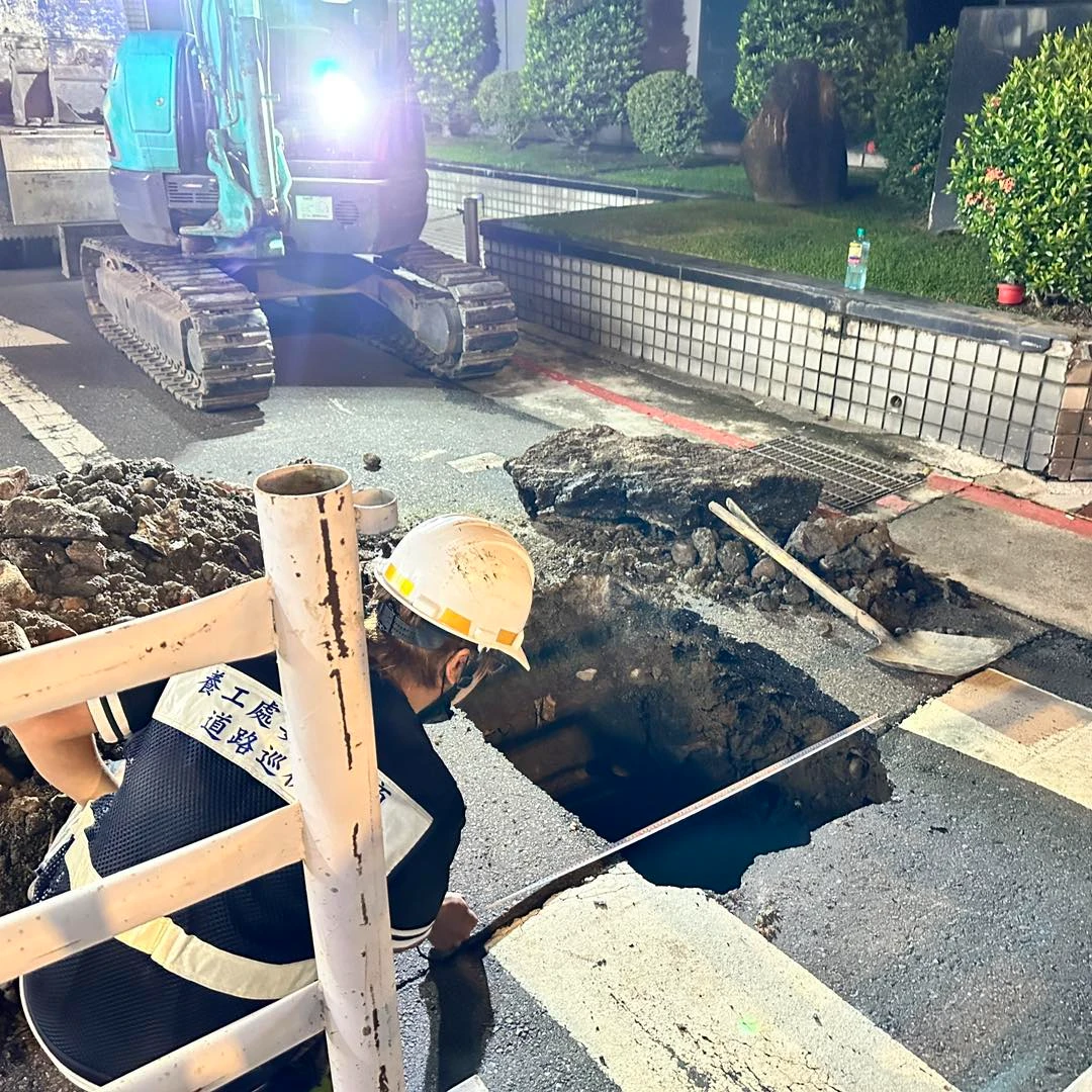 「土方」是工地挖地下室或基礎工程時產生的剩餘土石。取自環境資訊中心