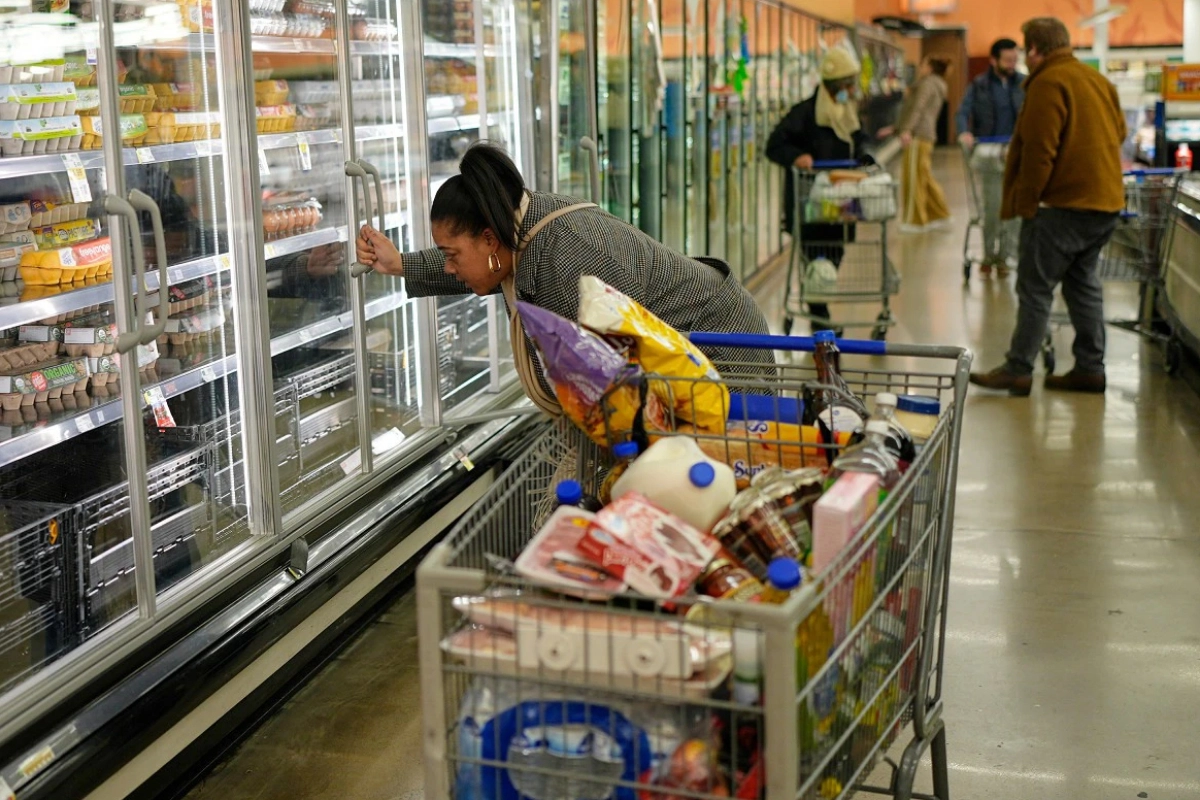 強烈冬季風暴即將到來,田納西州民眾前往大賣場採購日用品與食物。(美聯社)