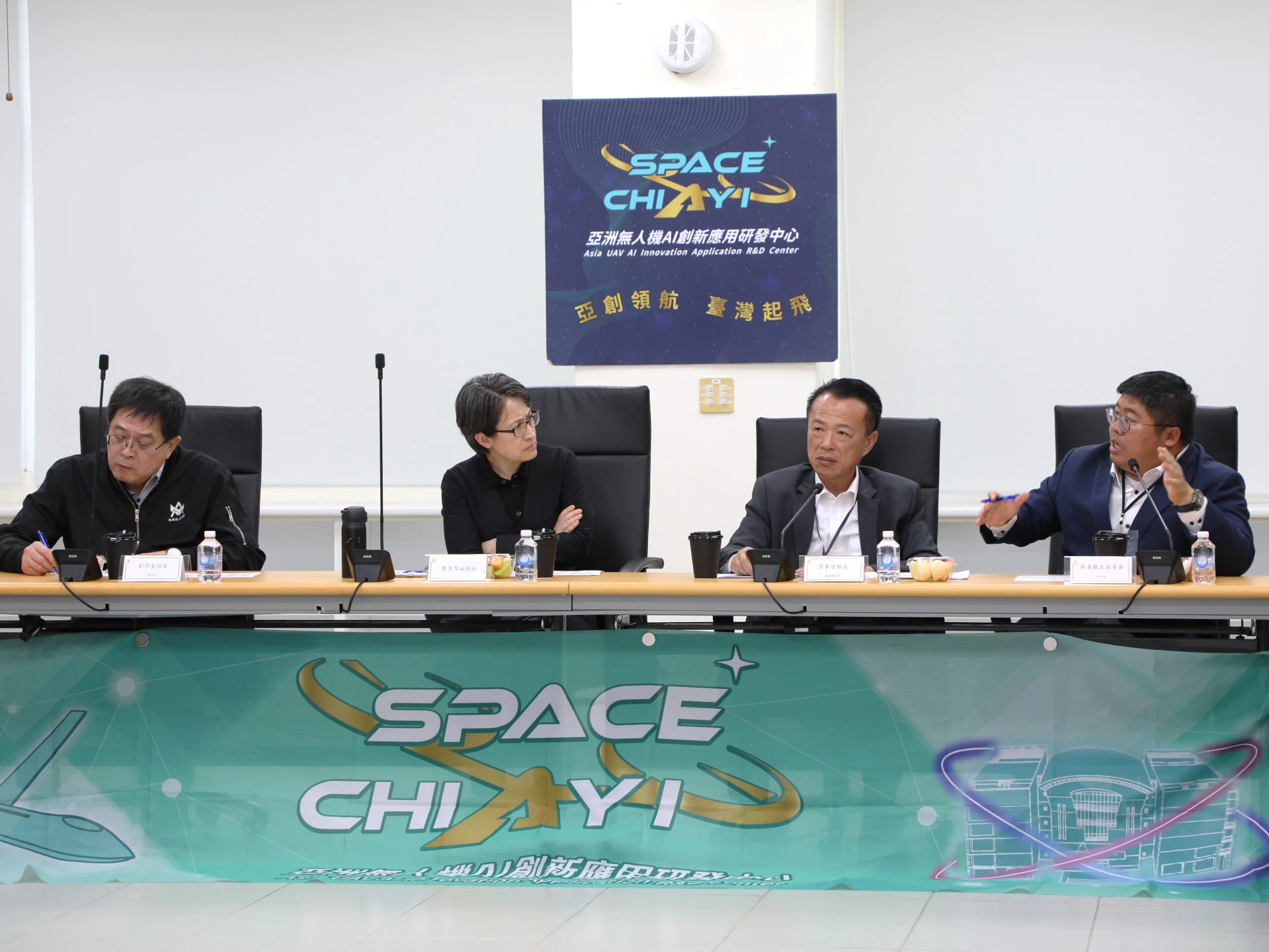 蕭美琴與產官學界座談，強調無人機須達成百分百非紅供應鏈，推動在台生產。(嘉義縣政府提供)