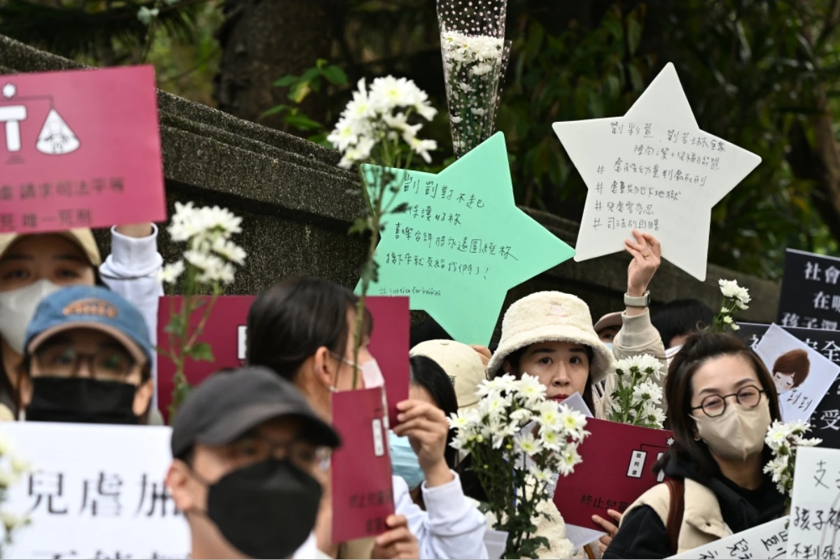 凱凱案第四次開庭,大批群眾聚集在法院外聲援凱凱及家屬。(張哲偉攝)