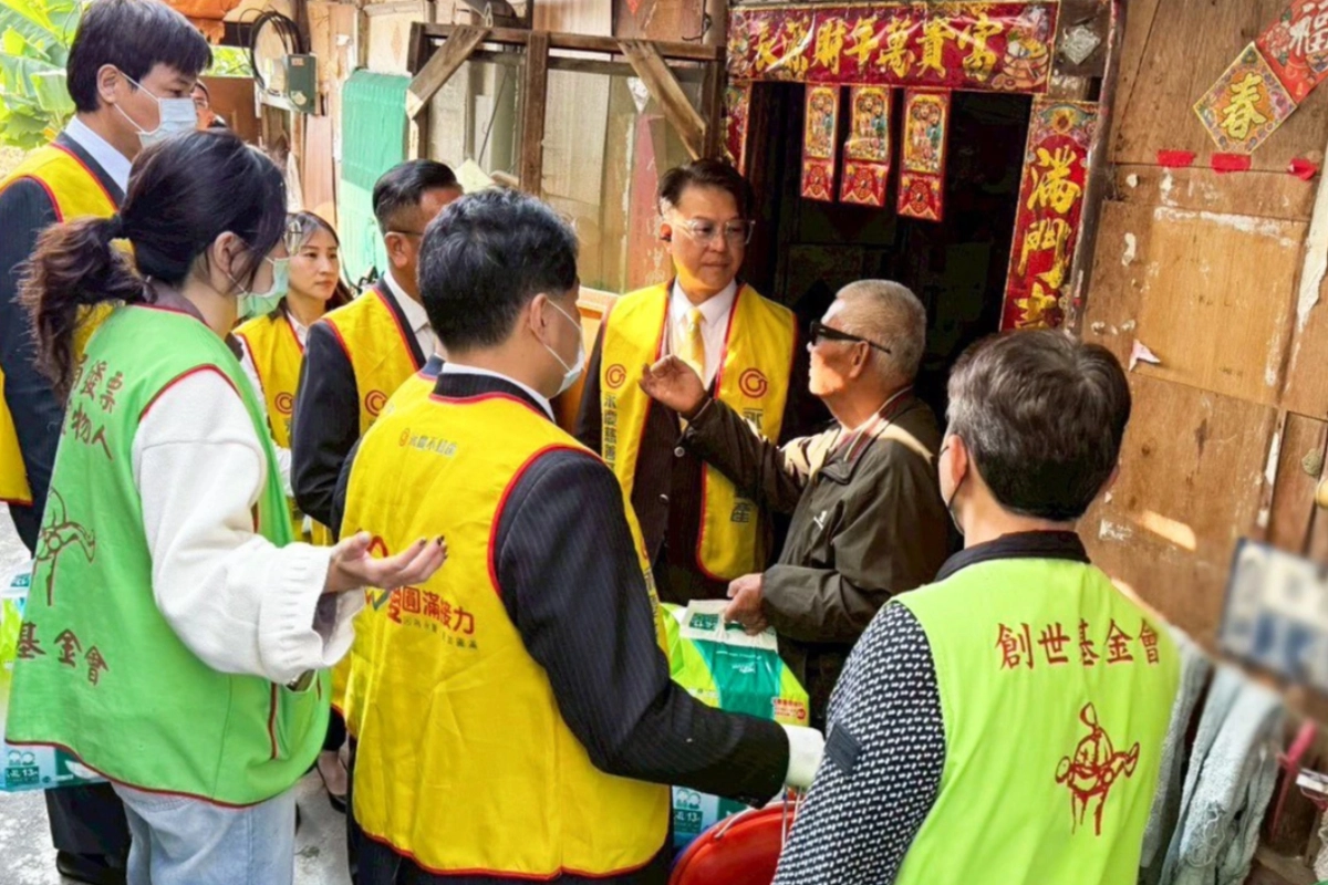 永慶加盟四品牌台南區經管會幹部們與創世基金會志工一同探訪植物人家庭，送上愛心年禮與紅包(永慶房產集團提供)