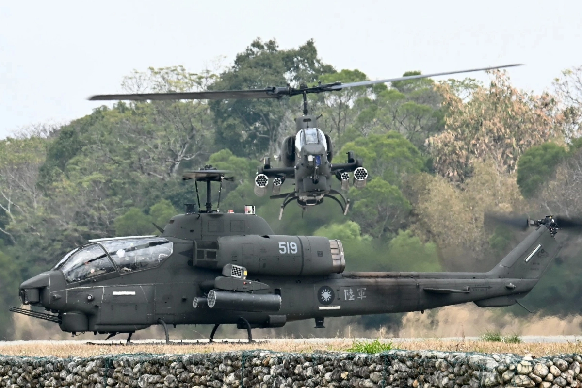 AH-1W眼鏡蛇直升機在操演中升空。（張哲偉攝）
