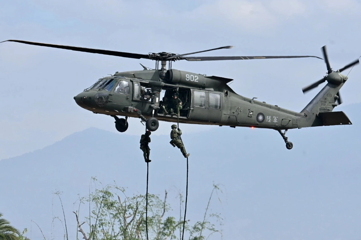 UH-60M黑鷹直升機在操演中空降戰鬥人員。（張哲偉攝）