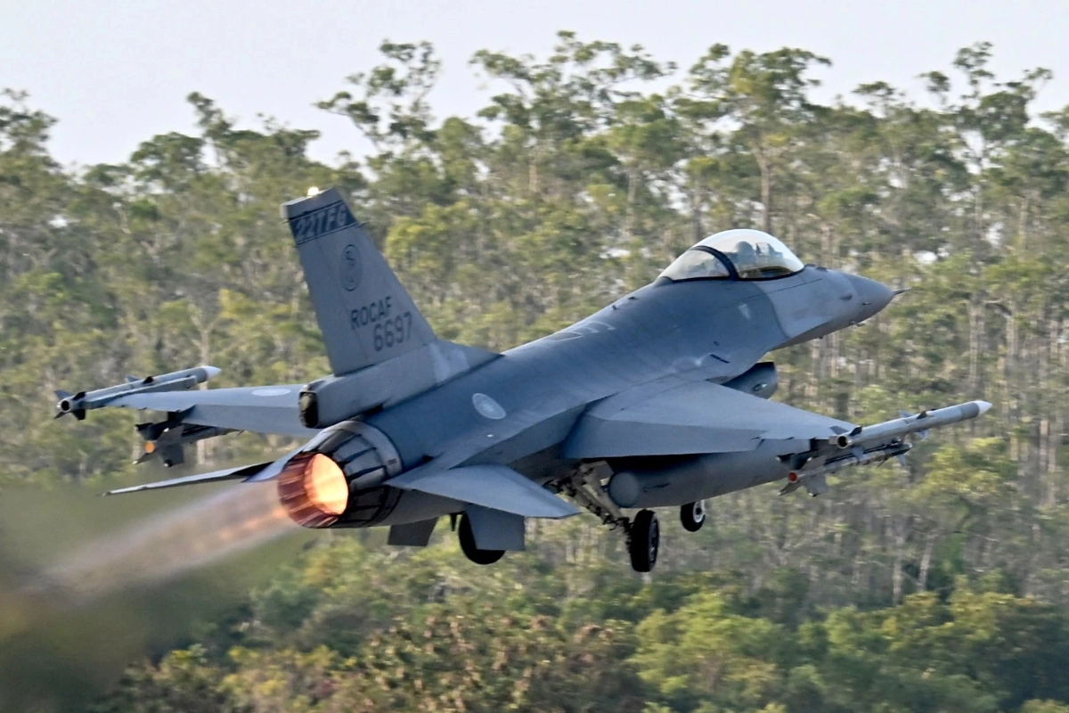 F-16V戰機模擬緊急狀況中，在6分鐘以內迅速起飛。（張哲偉攝）