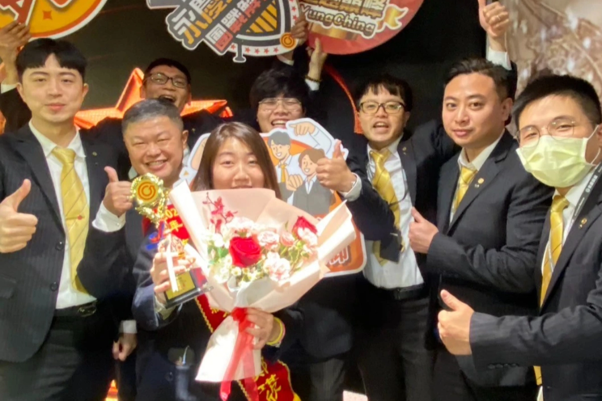 永慶房屋「幸福成家基金」領取資格不受年資與職級限制，即便是入行第一年的業務新人，只要表現優異同樣有機會獲獎。(永慶房產集團提供)