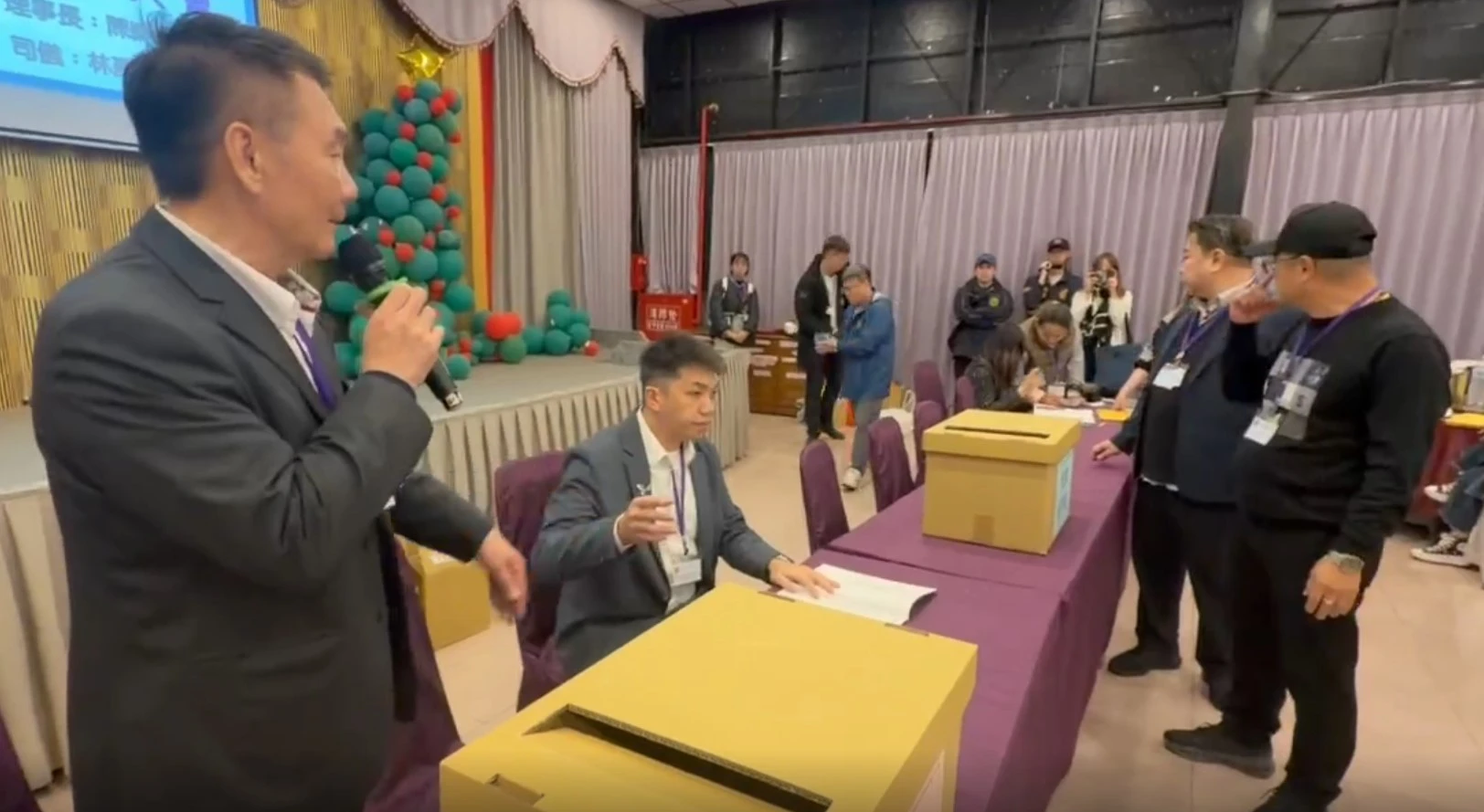桃園小客車租賃商業同業公會選理事長時，因被質疑弊端，過程氣氛緊繃。（讀者提供）