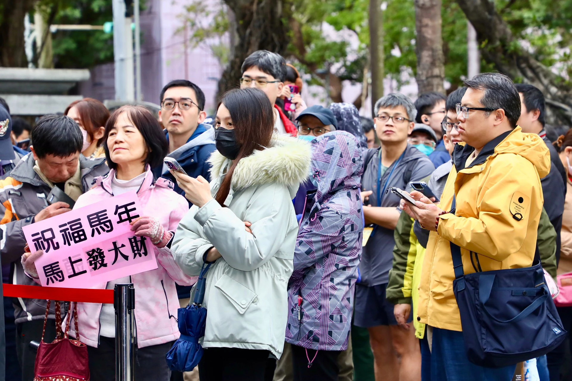 民眾排隊領春聯。(王侑聖攝)
