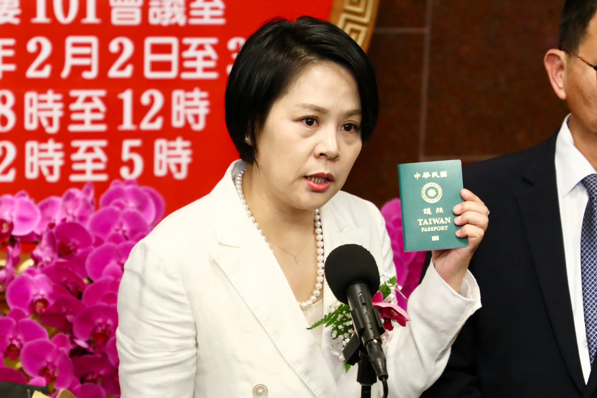 李貞秀說自己只有一本中華民國的護照。（王侑聖攝）