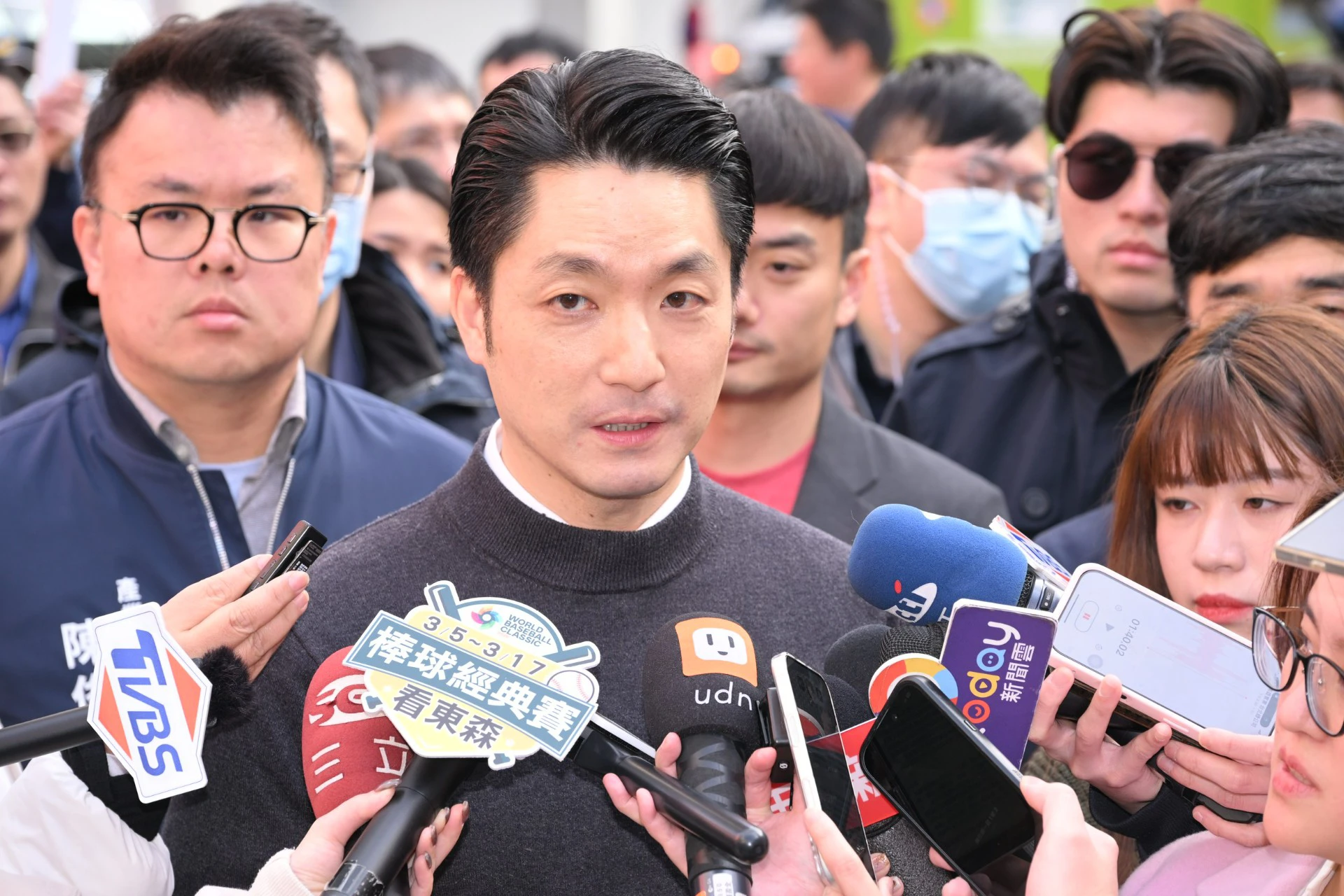 迪化年貨大街「無菸」禁令挨批虛設 蔣萬安:隨時進行調整 -- 上報