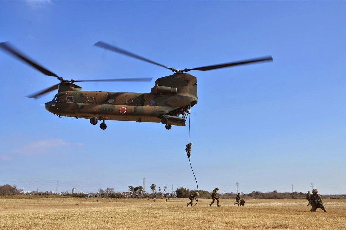 【有片】日本陸自罕公開CH-47JA直升機「出浴片」 網友被萌翻笑稱「真可愛」 -- 上報