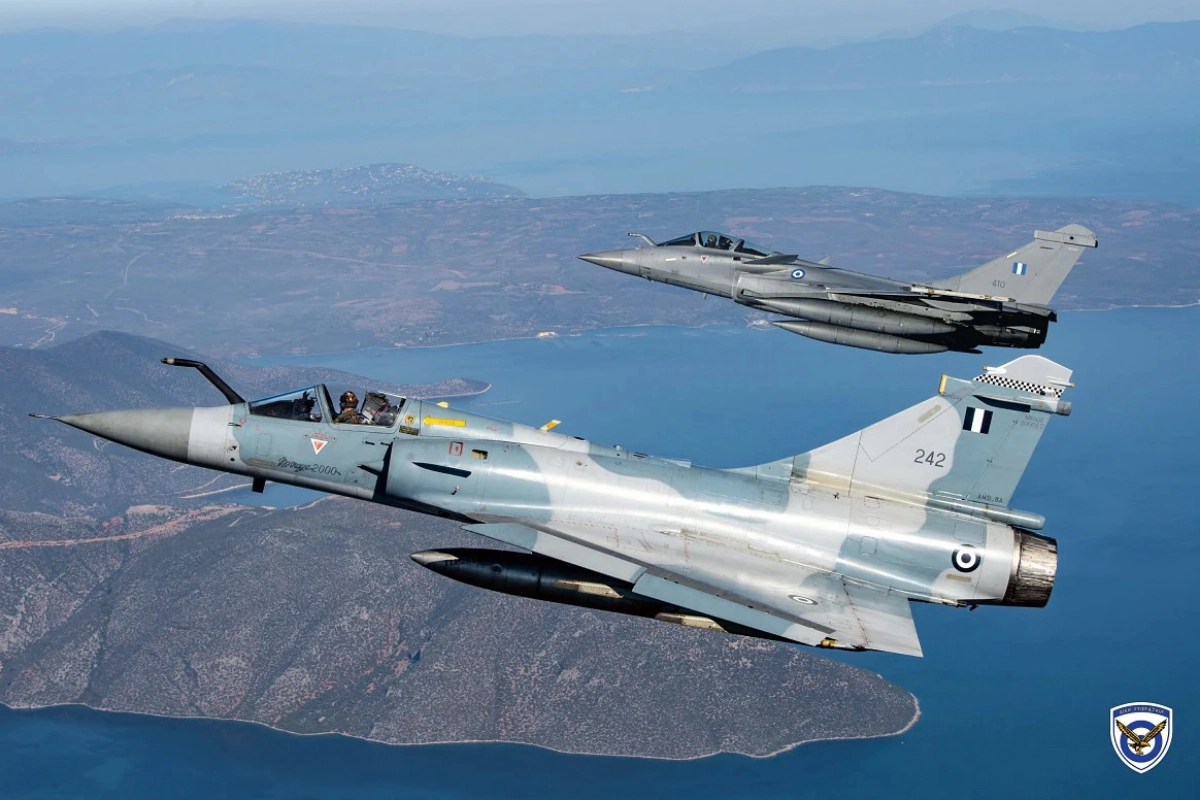 希臘面對世仇土耳其，建立了強大的空戰實力，圖為希臘幻象2000-5型戰機（前）與「飆風」戰機。（取自希臘空軍臉書）