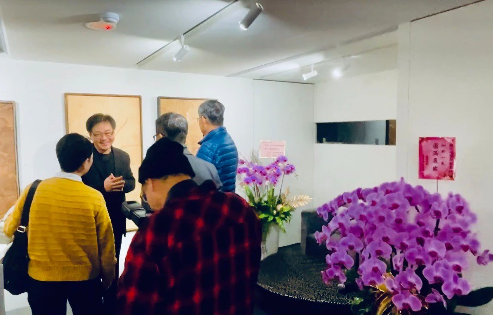 許悔之不但是有鹿文化創辦人暨社長，另個身份為藝術家；圖為前年在日升月鴻舉辦畫展。（李育嫺攝）