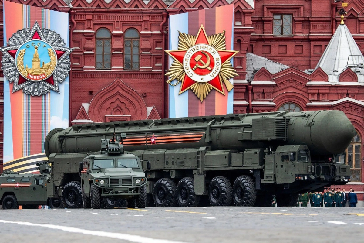 北約國家情報顯示，俄國正沿著北約邊界地帶增加戰略儲備，圖為俄國「勝利日」閱兵展示軍事裝備的畫面。（資料照片／美聯社）