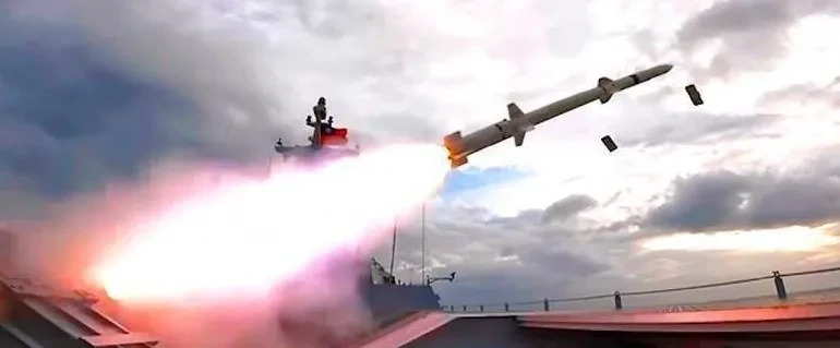 海軍為提升防空戰力,拆除艦艏B砲位配置的海欉樹防空飛彈,並打開甲板裝入中科院研製的四組八聯裝的「華陽」垂直發射系統(上圖,取自美國海軍官網),配置32枚射程可達30公里以上的「海劍二」防空飛彈。(下圖,取自莒光園地影片)