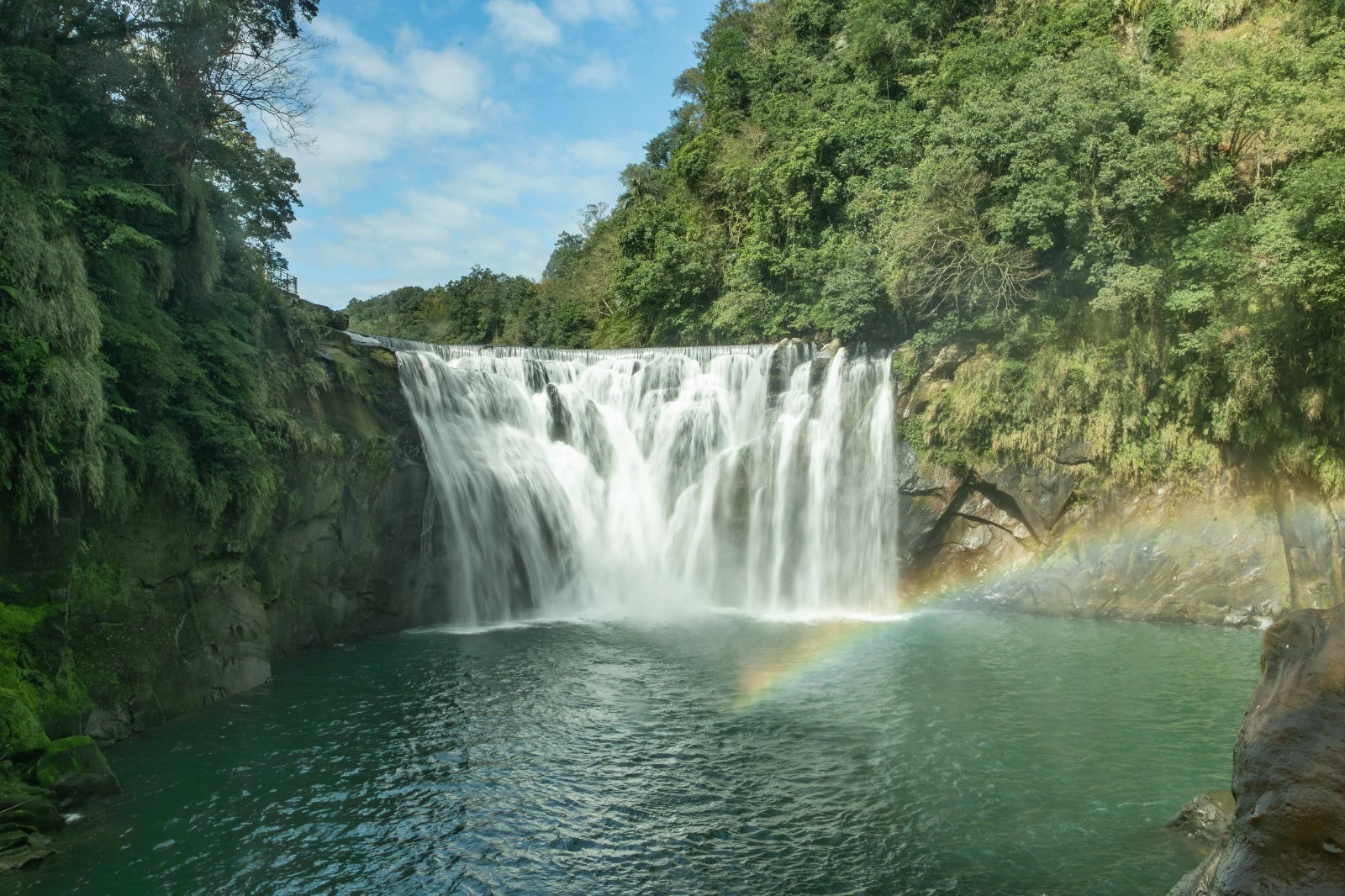 十分瀑布屬於幕簾式瀑布,與尼加拉瓜瀑布相似,所以有「台灣尼加拉瓜瀑布」之稱。(王侑聖攝)