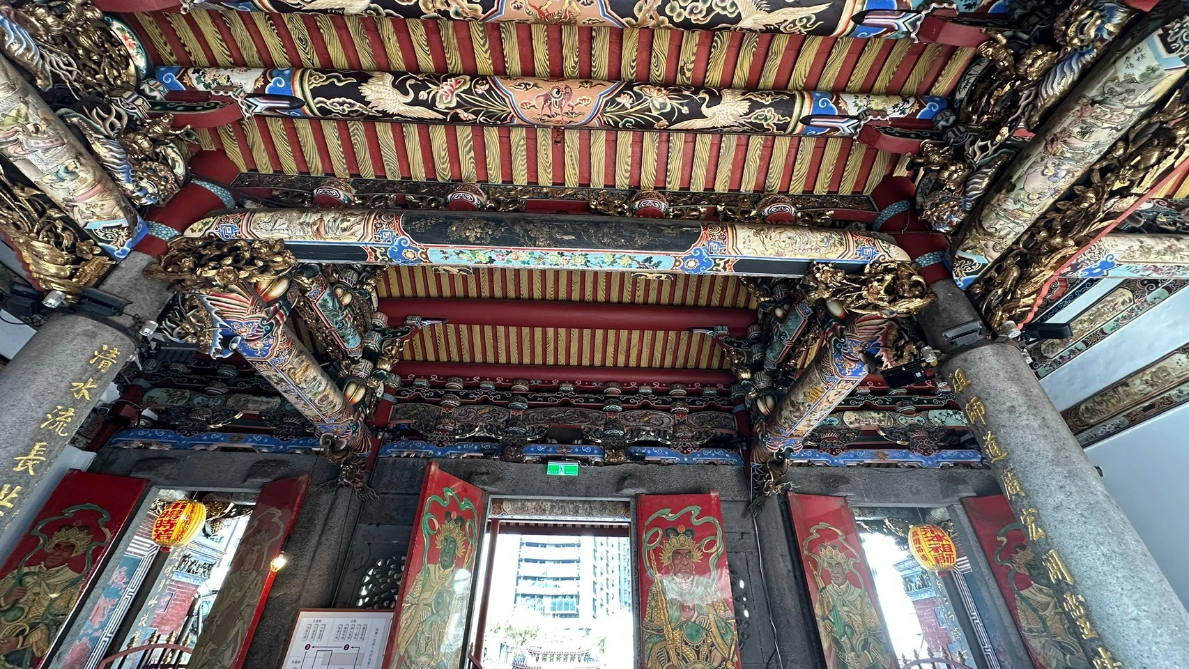 走過古色古香的牌樓，很難想像這裡曾是全台最慘烈的械鬥現場。（胡宥心攝）