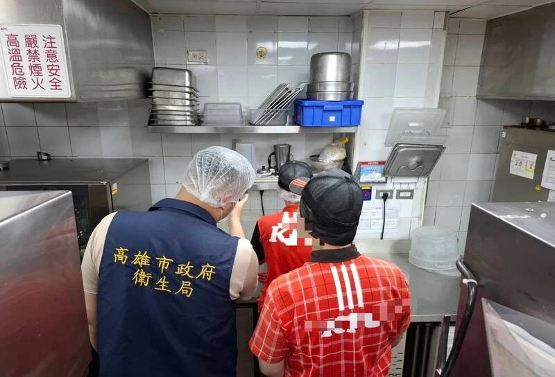 衛生局人員到店稽查,經調閱監視畫面,發現是計時器掉落、電池彈入蛋撻。(高雄衛生局提供)