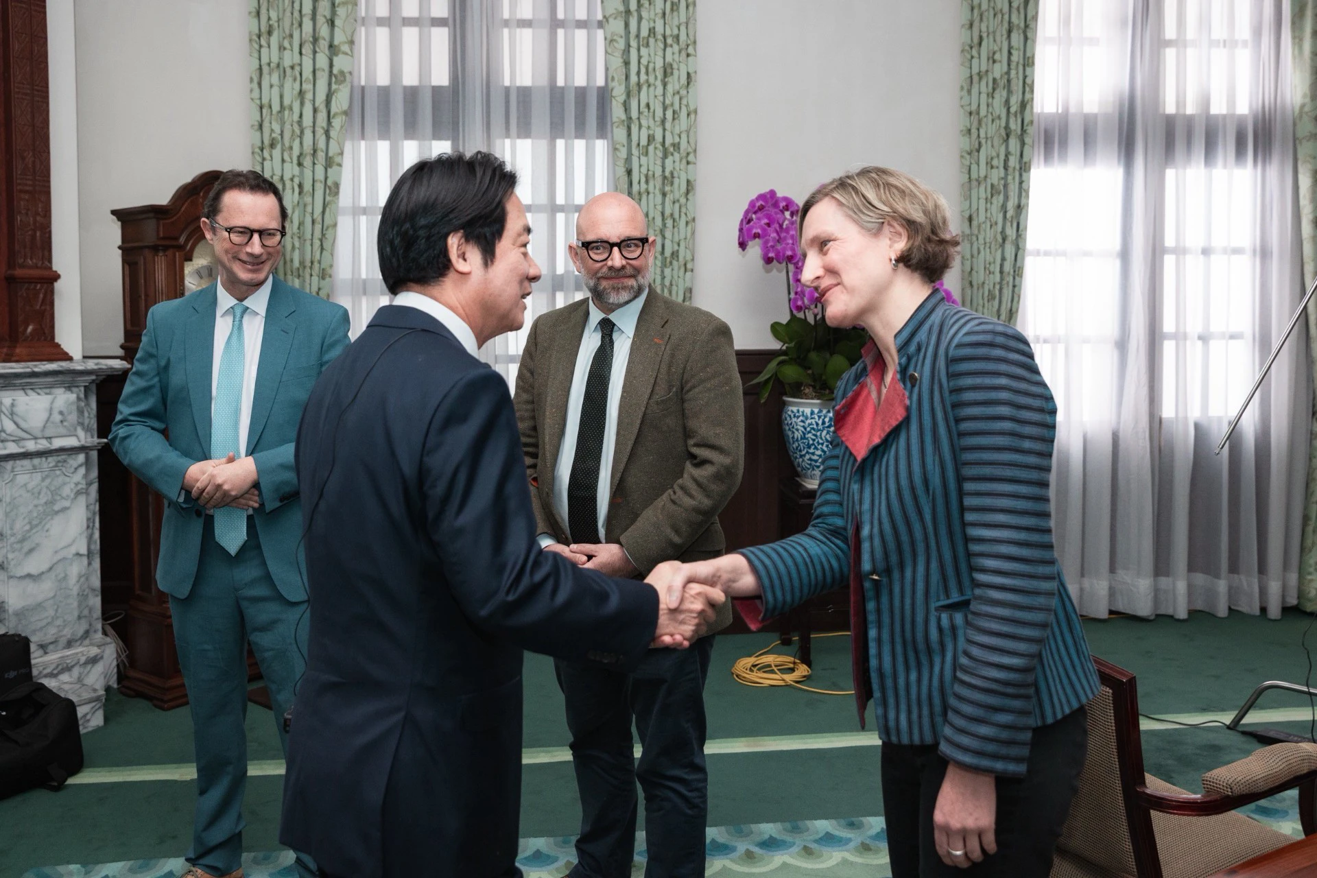 賴清德日前接受法新社（AFP）全球新聞總監Philip Chetwynd及台北分社社長Allison Jackson專訪。（總統府提供）