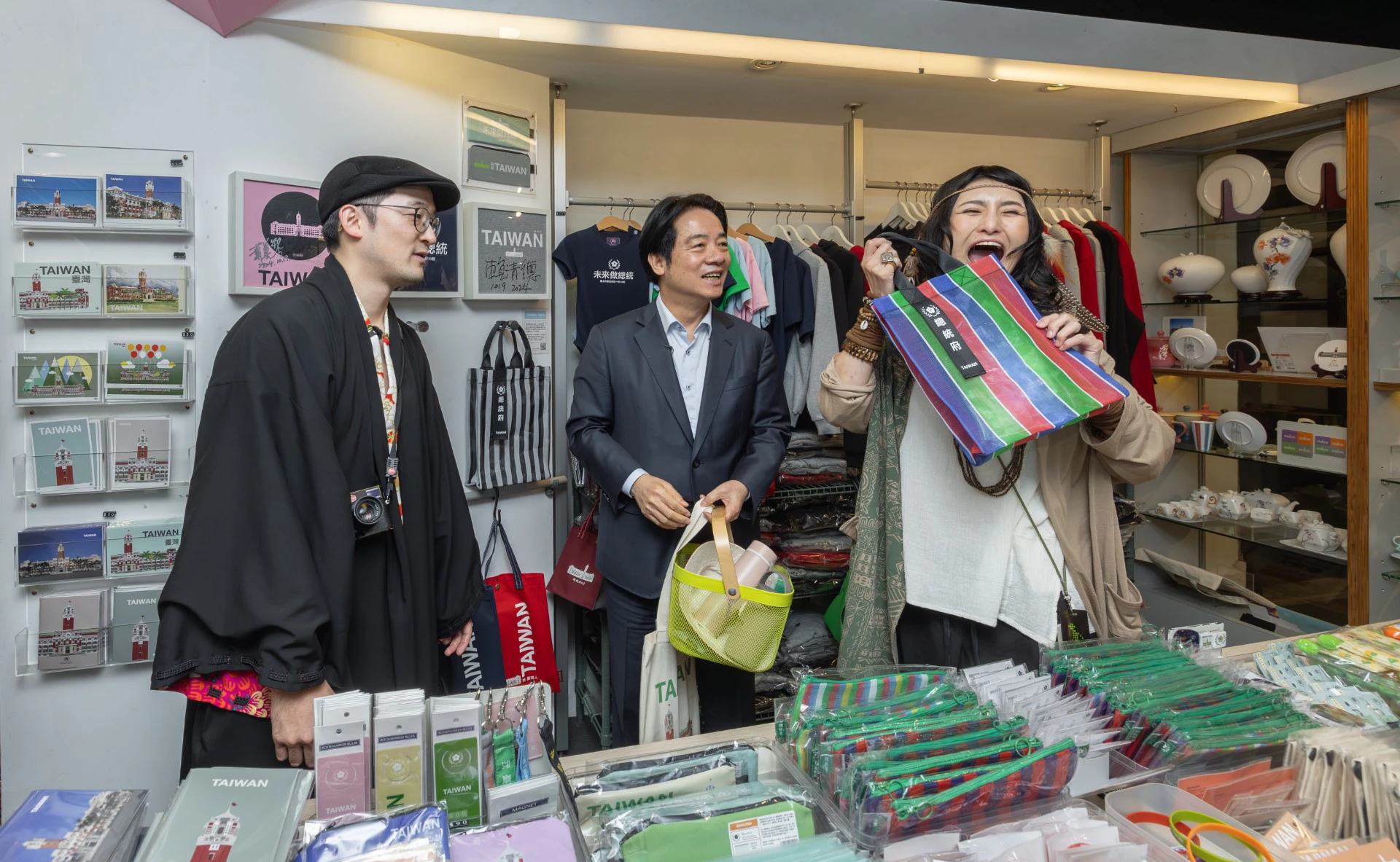 賴清德挑選多樣具台灣特色的紀念品致贈給 Angela。（總統府提供）