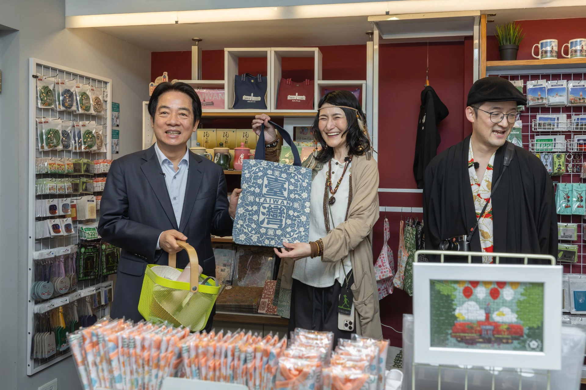 Angela拿到台灣特色禮品笑開懷。（總統府提供）