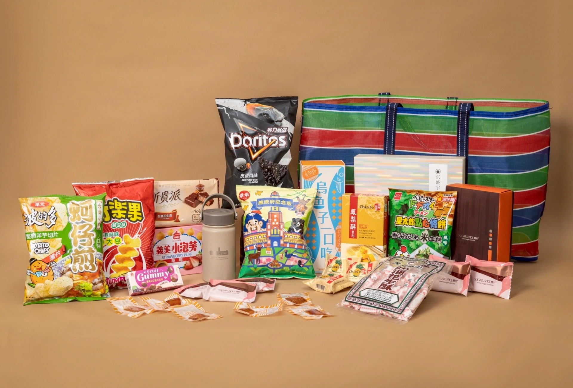 賴清德回贈伴手禮，包括皮蛋口味的餅乾、總統府限定乖乖、鳳梨酥、烏魚子等各式台灣特色零食。（總統府提供）