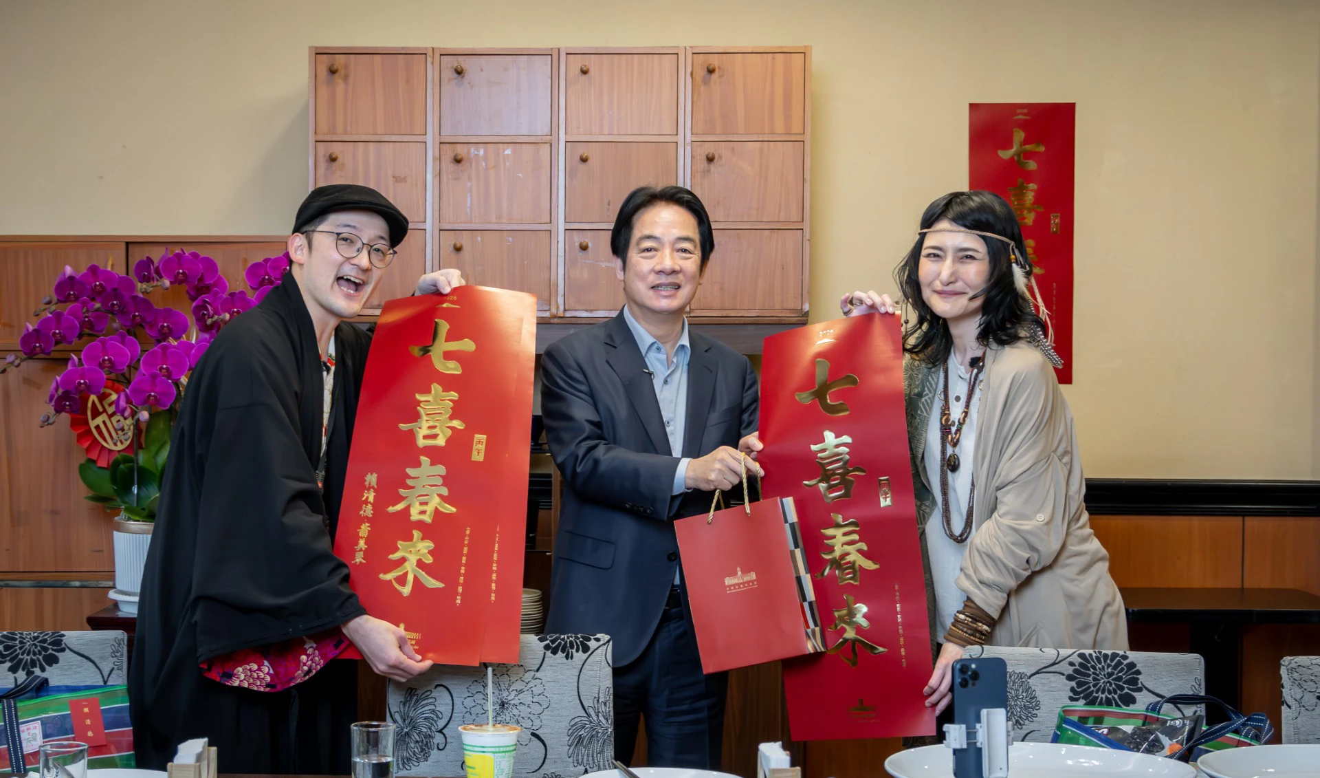 賴清德致贈春聯，讓嘉賓體會年味。（總統府提供）