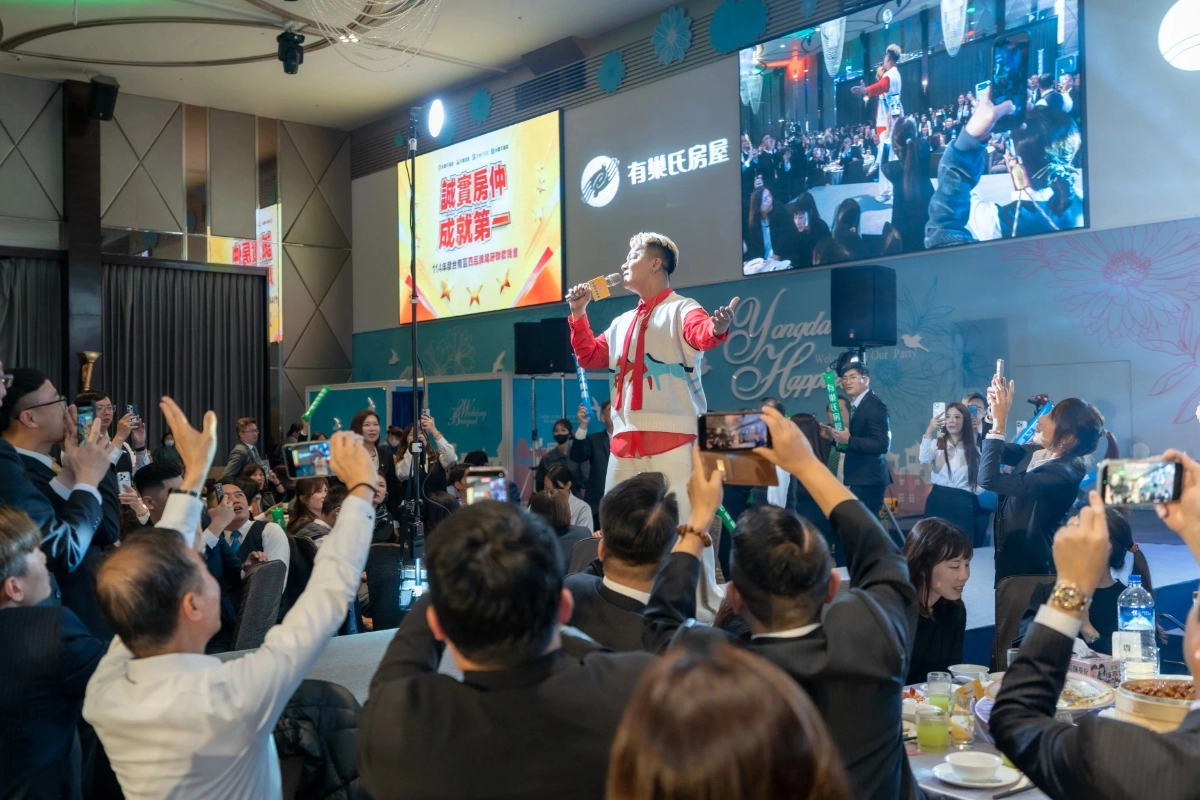 原住民歌手曾瑋中除了現場演唱多首金曲,也不時與台下觀眾拍照互動,展現親和力。(永慶房產集團提供)