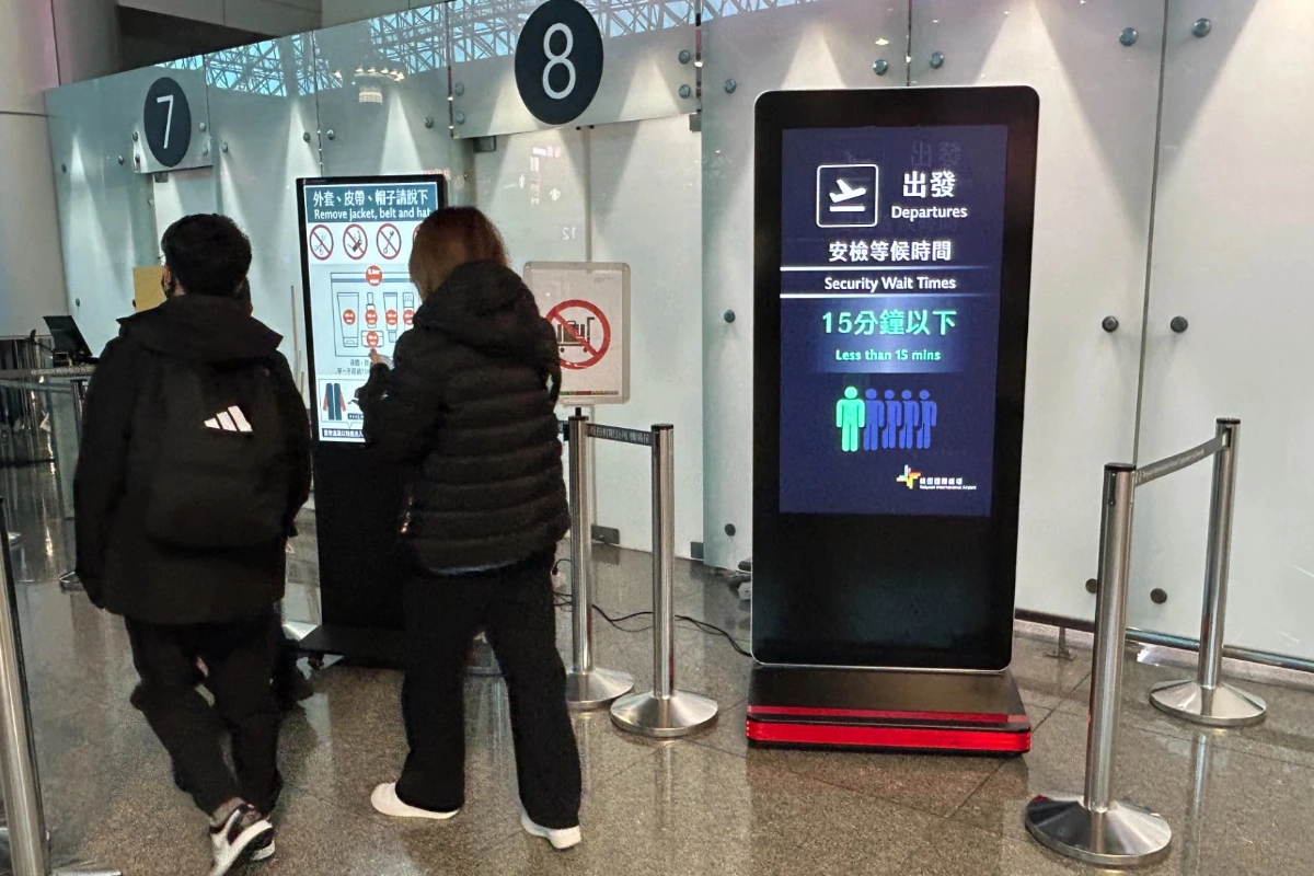 為方便旅客掌握時間,機場公司於出境驗票口旁設置預估通關時間告示牌,請旅客留意並儘早完成安檢。(桃機公司提供)