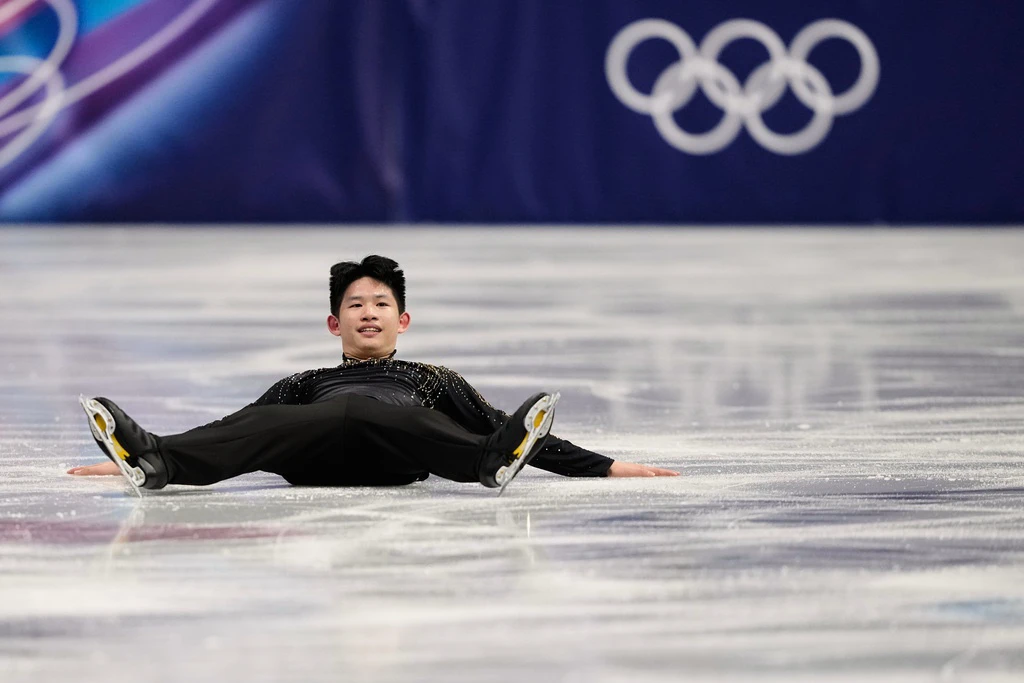 李宇翔躺在冰場上接受歡呼。(美聯社)