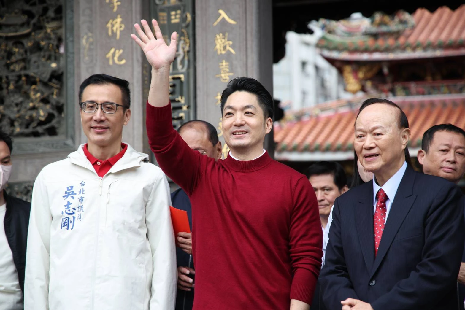 蔣萬安大年初一走春 「二寶爸」順道替兒拜文昌帝君求考運 -- 上報